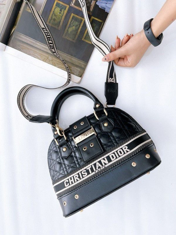 کیف دستی و دوشی زنانه مشکی با بند پهن و طراحی لوکس عالی